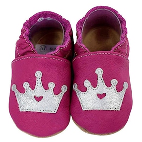 Krabbelschuhe Krone lila