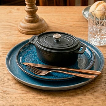 Freyersbacher Mini Cocotte 12x8,5 cm Gusseisen, Kleiner Emaille Topf | Oval, mit Brett und Tuch