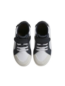 Kinder Sneakers mit Anziehtrick