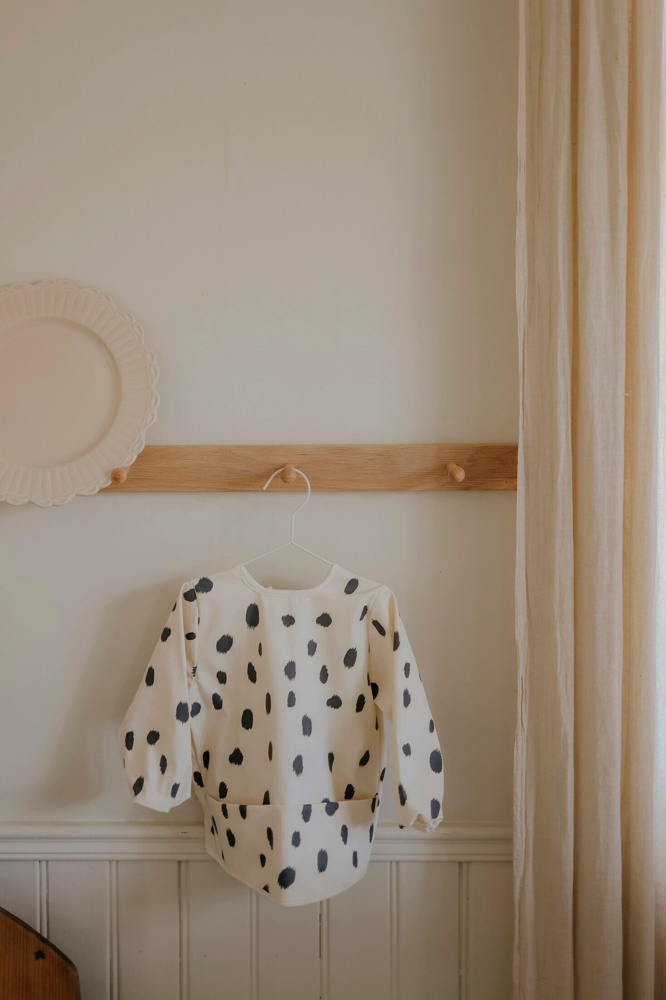 Thumbnail - Elodie Langärmeliges Lätzchen - Dalmatian Dots Grande