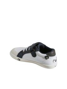 Kinder Sneakers mit Anziehtrick