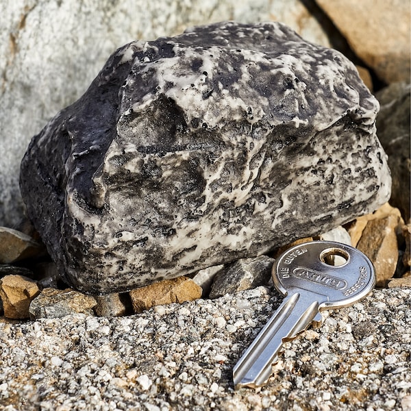 Schlüsselversteck ist Form eines Stein in Nordrhein-Westfalen - Steinhagen
