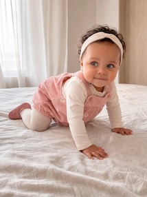 Baby-Set aus Cord-Latzhose, Unterziehrolli, Strumpfhosen & Haarband