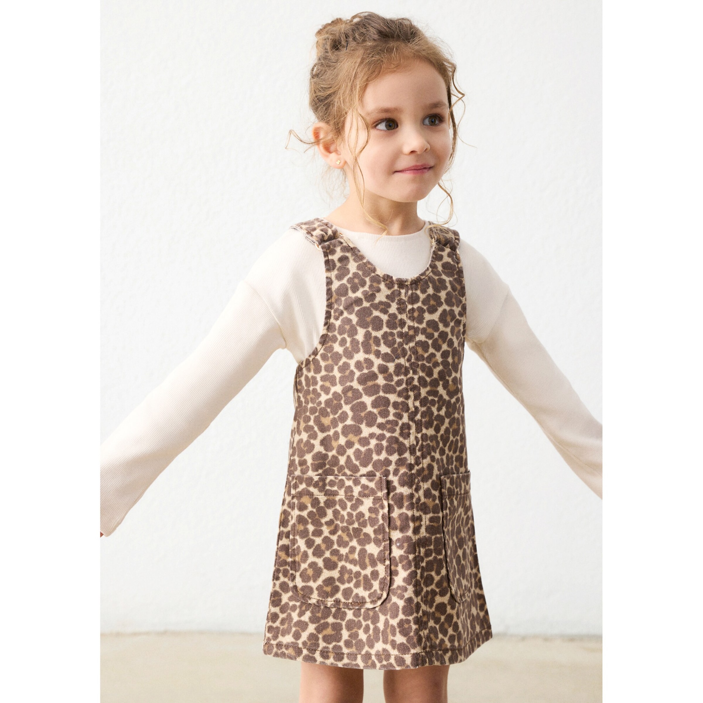 2-tlg. Set Shirt langarm Rippqualität und Latzkleid Leoprint