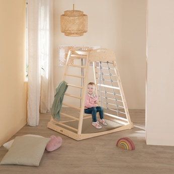 Klettergerüst mit Spielelementen  