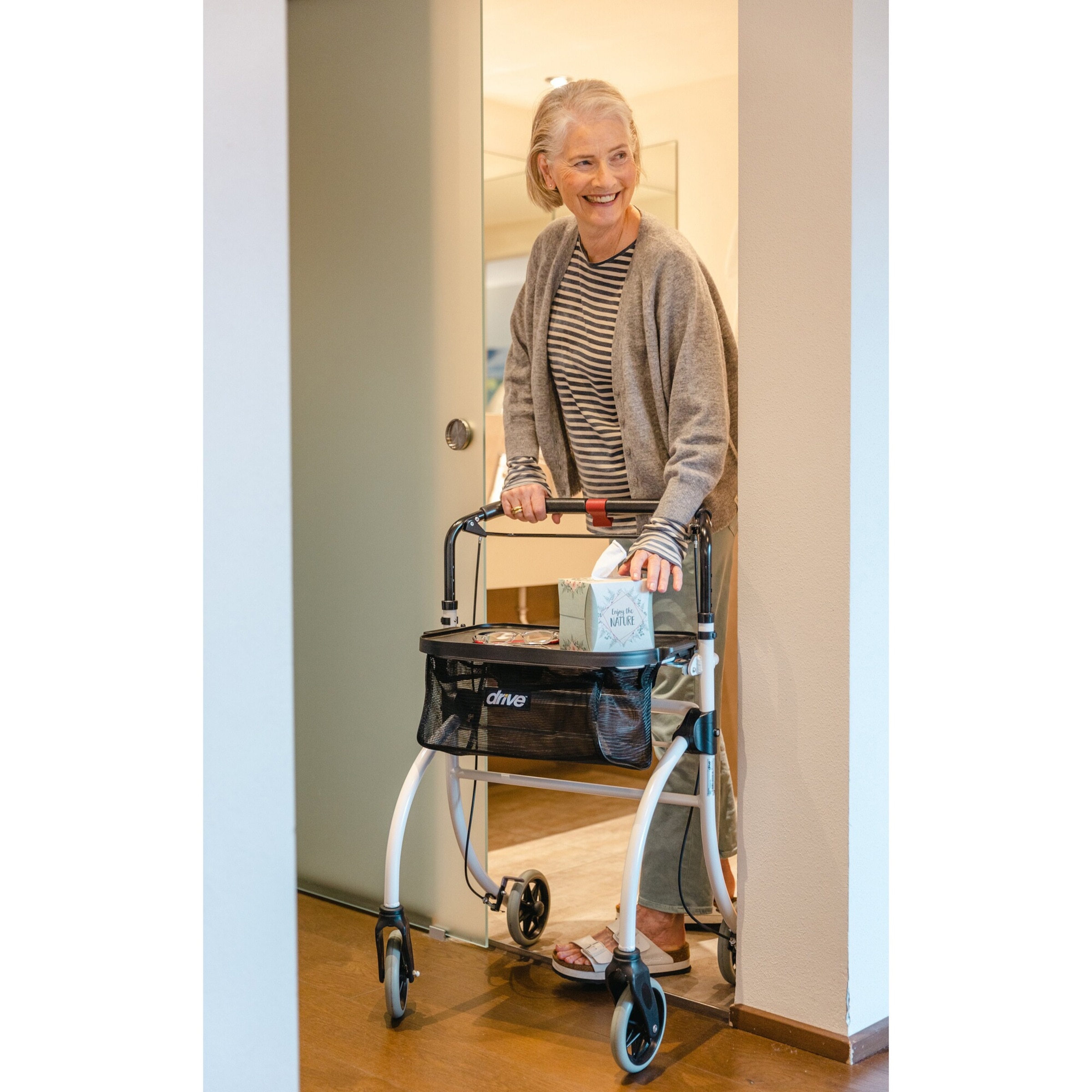 Indoor-Rollator Roomba mit Korb und Tablett