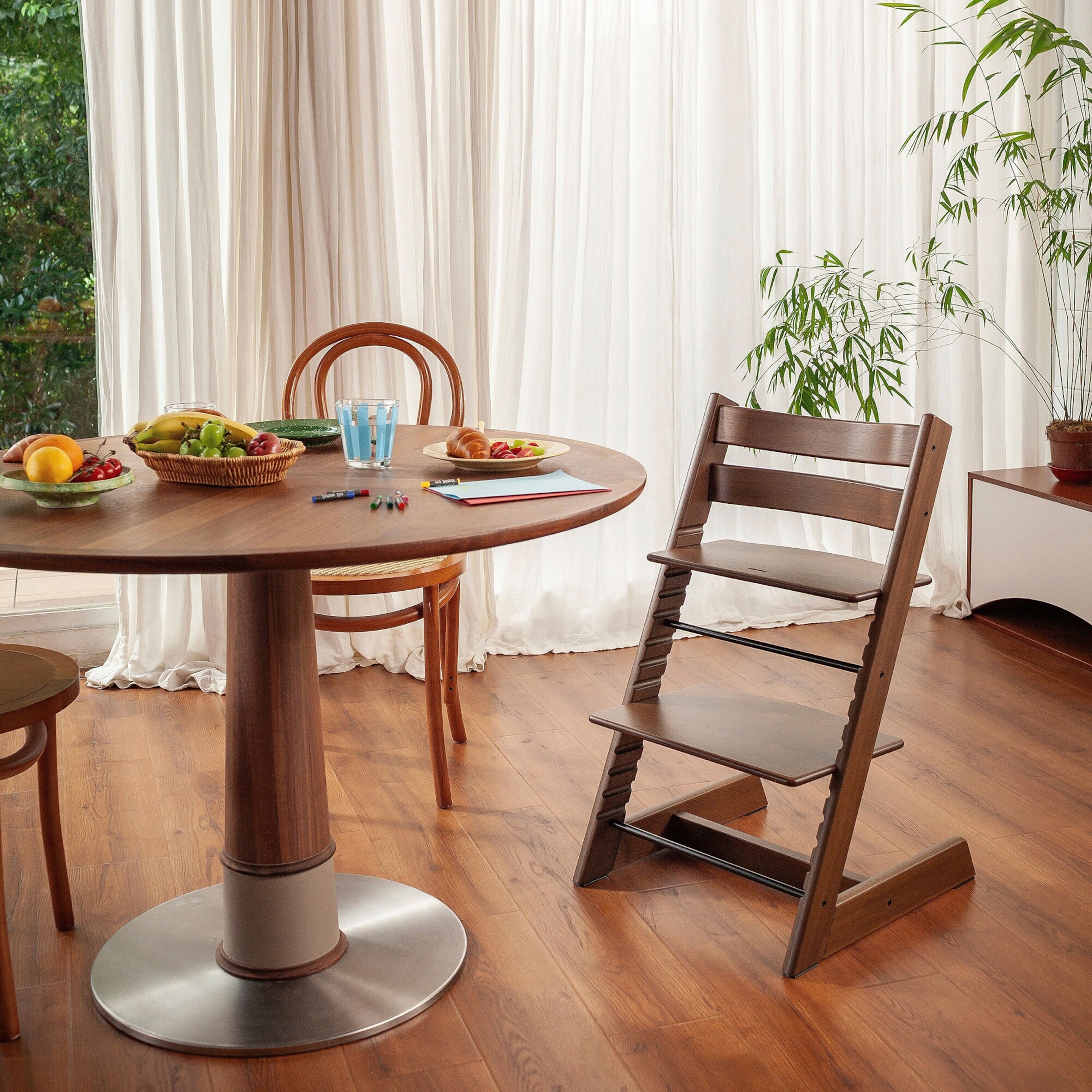 Stokke® Tripp Trapp® Treppenhochstuhl Signature Walnuss