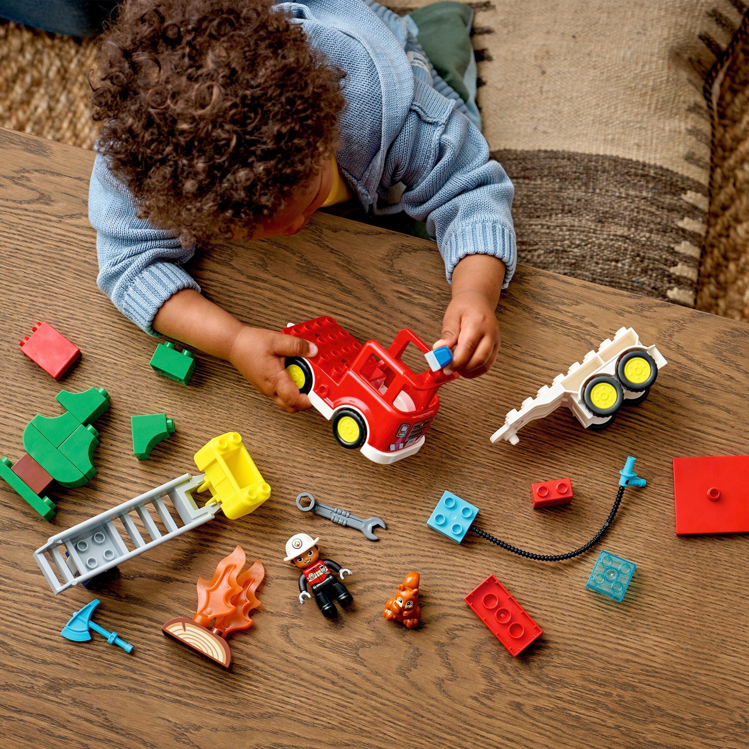 10473 Löschauto mit Schlauch und Feuerwehrmann