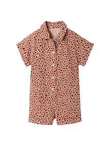 Jumpsuit mit Hemdkragen und Giraffenmuster, Mädchen