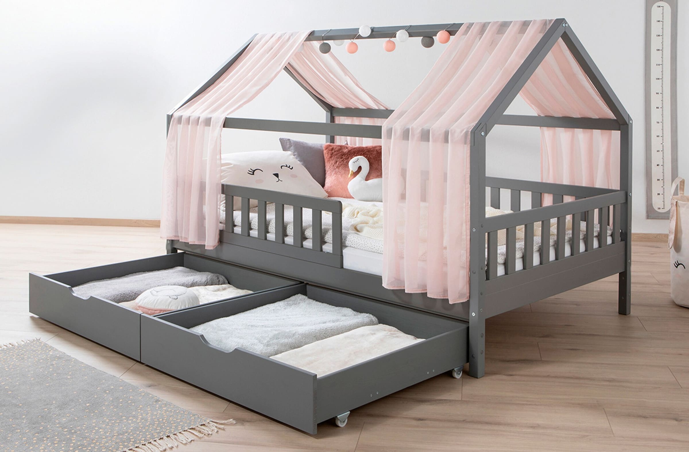 Ticaa Hausbett mit Tüll Kim 90x200 cm, 100x200 cm, 120x200 cm, 140x200 cm für Jungen & Mädchen, inkl. Rolllattenrost, Schubkasten und...