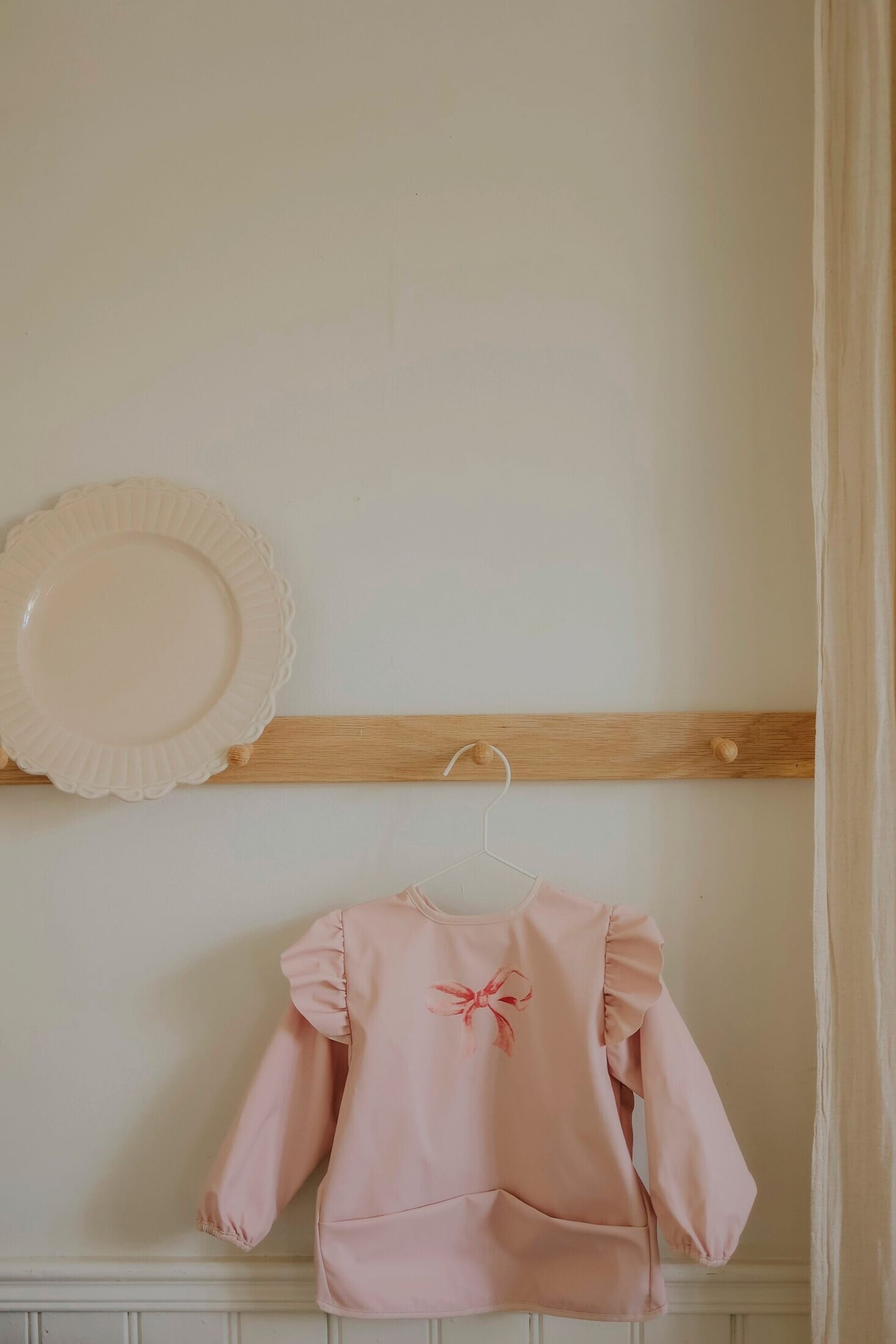 Thumbnail - Elodie Langärmeliges Lätzchen - Rosy Bow