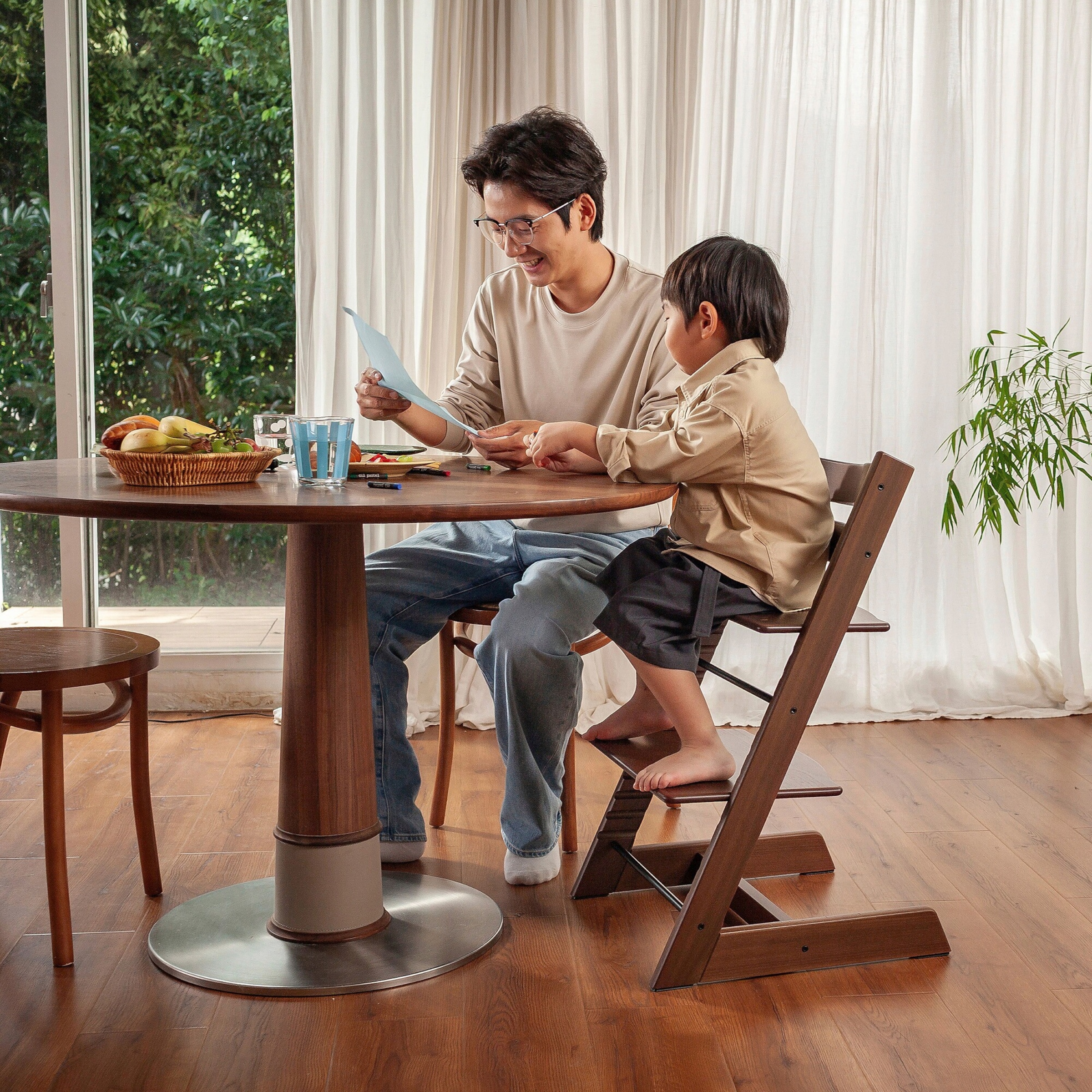 Stokke® Tripp Trapp® Treppenhochstuhl Signature Walnuss