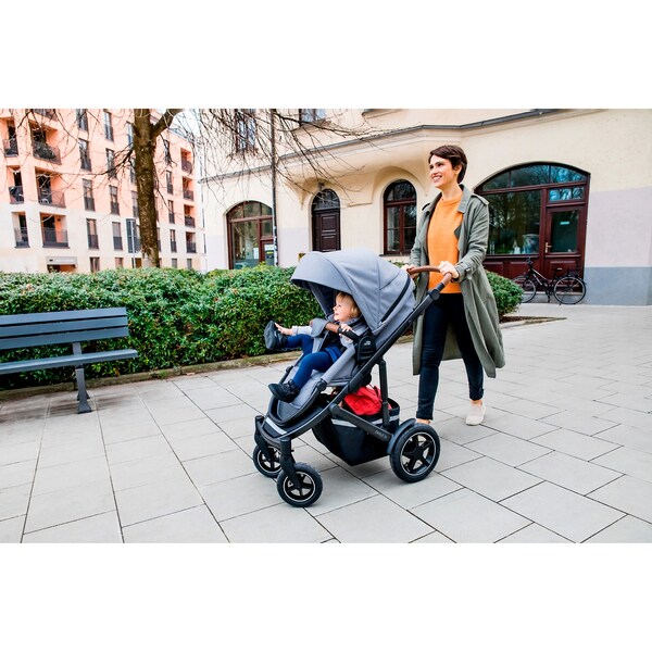 Britax Römer - Notre poussette tout-terrain SMILE III rentre facilement  dans le coffre d'une voiture SMART, avec même encore un peu de place ! Le  pliage facile, compact et autoportant de la