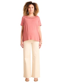 Wendbares Umstandsshirt mit Makramee-Spitze