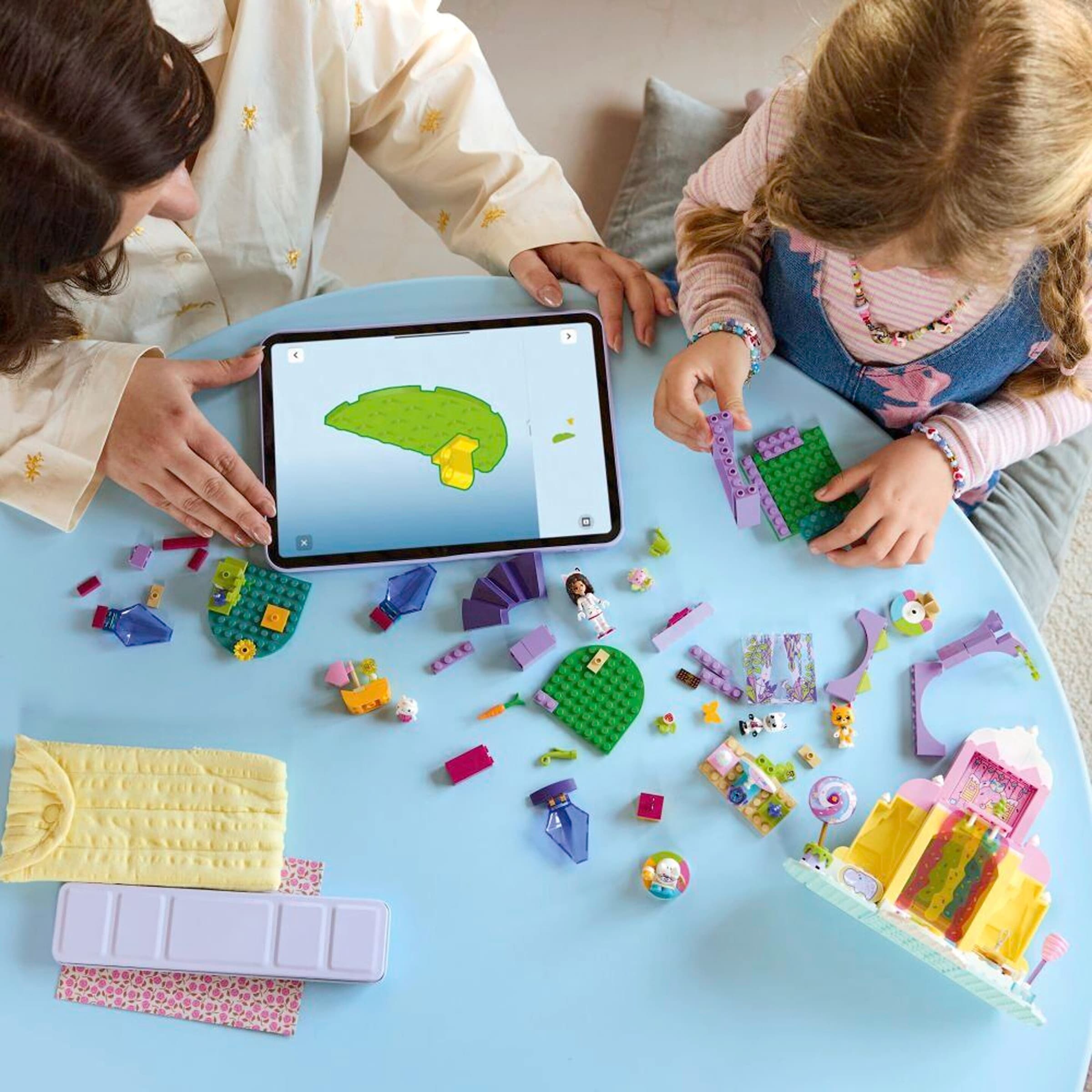 11205 Gabby´s Dollhouse Zuckerguss-Gebirge und Kätzchen-Garten