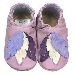 Krabbelschuhe Federn lila