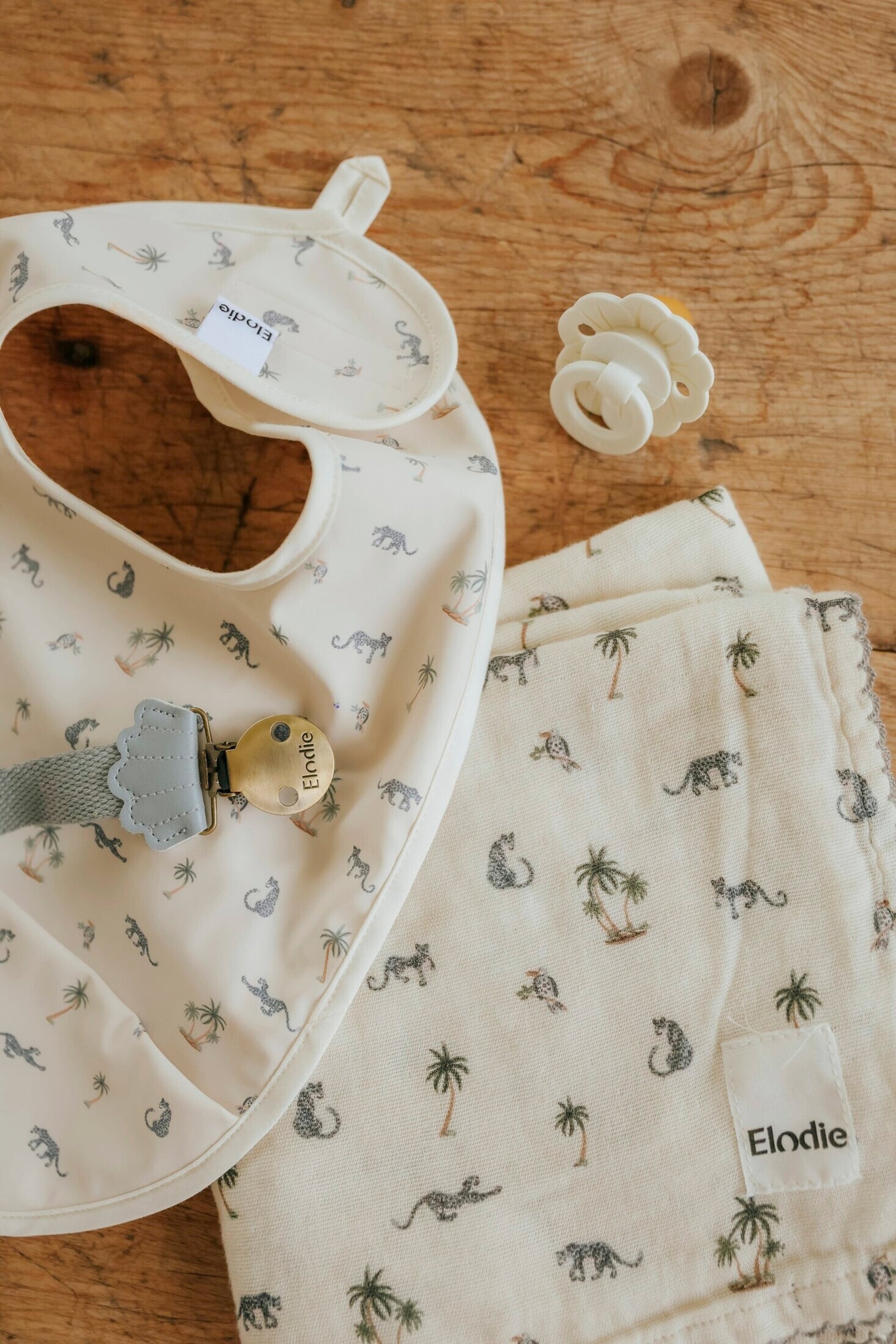 Thumbnail - Elodie Lätzchen - Garden Leo's Resort