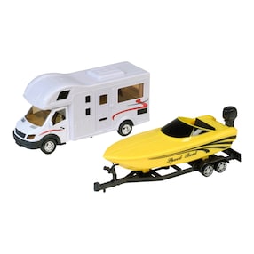 Camping-car avec remorque et bateau