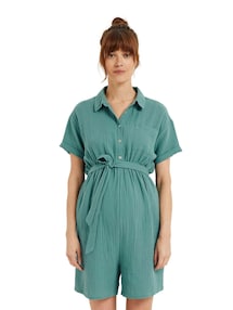 Kurzer Jumpsuit für Schwangerschaft und Stillzeit aus Musselin